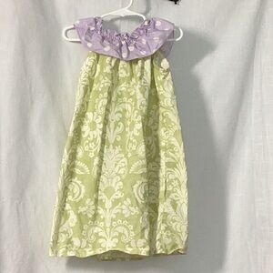 Huckleberry yum yum sleeveless size 2 dress. Green with purple ruffled collar